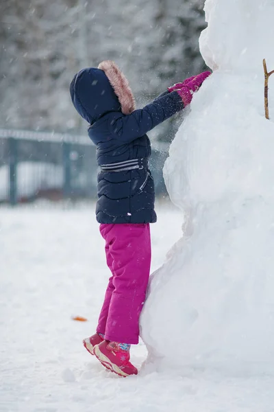 Girl Making Snowman Christmas Season New Year Winter — 스톡 사진