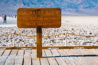 Ölüm Vadisi Ulusal Parkı, Kaliforniya. Badwater havzası, deniz seviyesinin 282 feet altında.