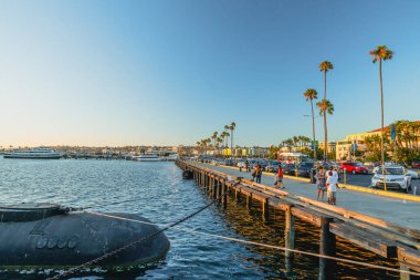 San Diego, California / Usa - 14 Ağustos 2019 Embarcadero Marina Park North ve Pasifik Gezinti Alanı gün batımında. San Diego Marina Bölgesi