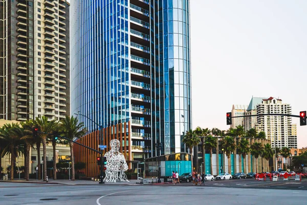 カリフォルニア州サンディエゴ アメリカ 8月14 2019サンディエゴ近代建築 パシフィック ハイウェイとブロードウェイの交差点 太平洋ゲート住宅タワー ナイトシーン 都市生活 — ストック写真