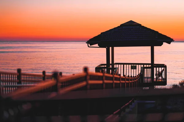 Gün batımında Ventana çardağı. Shore Cliff, Pismo Sahili, Kaliforniya. Shore Cliff Hotel 'den görüntü