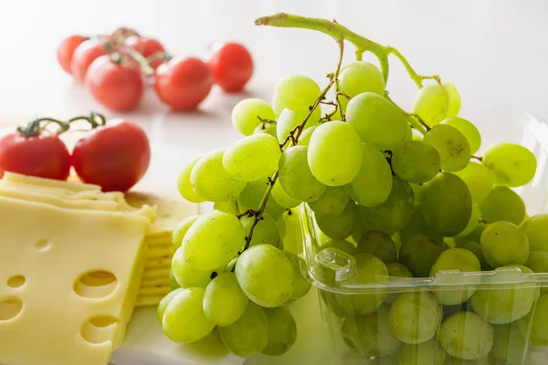 Uva Verde Queso Tomates Cierran Sobre Fondo Mármol Claro —  Fotos de Stock