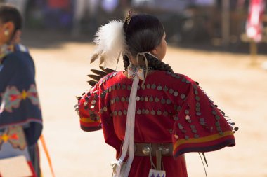 Pow Wow. Amerikan yerlisi kadın gösteri yapıyor. Giysilerin Ayrıntıları. 