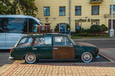 Minsk, Belarus - 24 Eylül 2019 Minsk, Belarus şehir merkezindeki Vintage araba