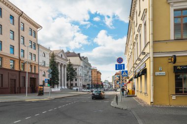 Minsk, Belarus - 24 Eylül 2019 Tarihi Sokak. Sokak manzarası, kavşak Internacyjananaja / Engels caddeleri, Minsk şehir merkezi