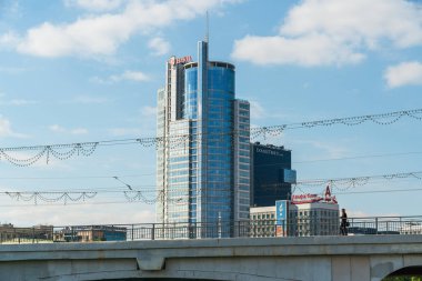 Minsk, Belarus - 24 Eylül 2019, Minsk, şehir merkezi. Modern binalar, şehir hayatı, mimari