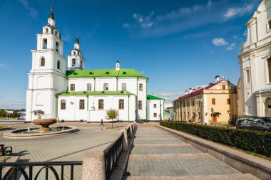 Minsk, Belarus - 24 Eylül 2019 Şehrin Yukarı Kenti. Kutsal Ruh Katedrali, şehirdeki en önemli Rus Ortodoks Kilisesi.