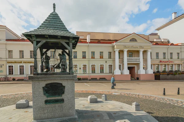 Minsk Weißrussland September 2019 Rathausvorplatz Und Skulptur Stadtwaagen Historisches Zentrum — Stockfoto