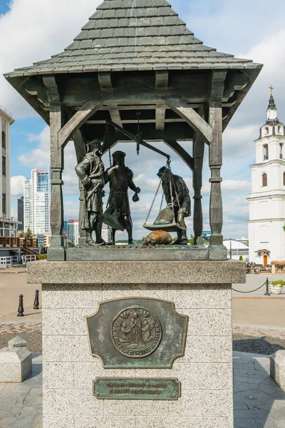 Minsk Bielorrússia Setembro 2019 Praça Câmara Municipal Escultura Escalas Cidade — Fotografia de Stock