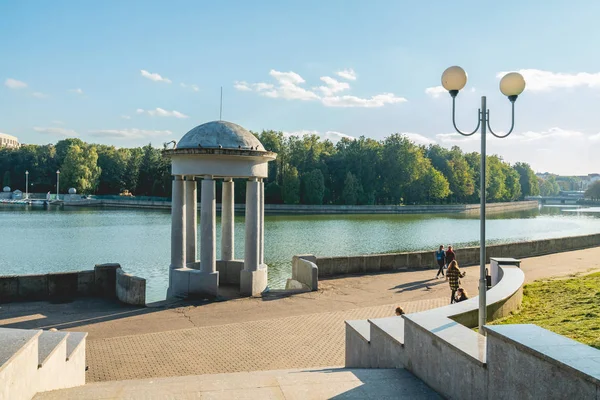 Minsk Bielorrússia Setembro 2019 Embankment Svisloch River Passeio Marítimo Parque — Fotografia de Stock