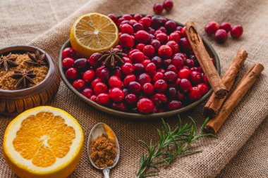 İçinde bazı malzemeler olan yabanmersini tabağı. Limon, biberiye, anason, tarçın... Kırsal arkaplanı kapatın.