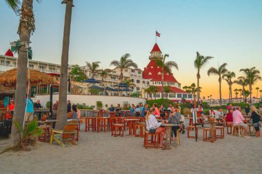 San Diego, California / Usa - 13 Ağustos 2019 Coronado Adası Viktorya Oteli del Coronado ve günbatımında plaj restoranı