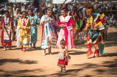 Live Oak Kampı, Santa Barbara, Ca / Usa - 5 Ekim 2019 Santa Ynez Chumash Kabileler Arası Pow Wow. Full Regalia 'daki Amerikan yerlileri. Santa Ynez Chumash Kabileler Arası Toplantı.