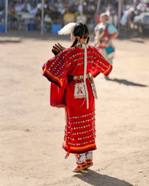 Live Oak Kampı, Santa Barbara, Ca / Usa - 5 Ekim 2019 Powwow, kadın dansı. All Regalia 'daki Amerikan Yerlisi Kadın. Santa Ynez Chumash Kabileler Arası Pow Wow. Sahneye çıkan kadın. 