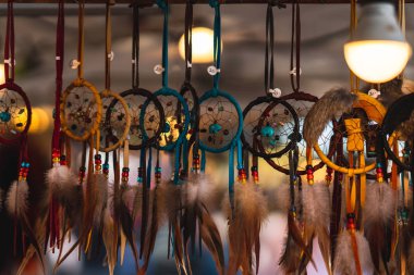 Live Oak Kampı, Santa Barbara, Ca / Usa - 5 Ekim 2019 Pow Wow. Kıyafet ve dekorasyonun ayrıntıları. Amerikan yerlilerinin çeşitli hayvan derileri ve kuş tüyleri var.