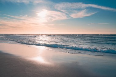 Huzur manzarası, güzel tropikal plaj günbatımı pembe ve mavi renklerle.
