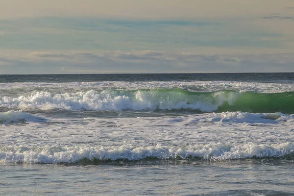 Mer Orageuse Avec Énormes Vagues Coucher Soleil Ciel Nuageux Fond — Photo