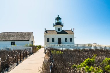 Old Point Loma deniz feneri, Cabrillo Ulusal Anıtı 'nda tarihi bir deniz feneri, San Diego Körfezi, Kaliforniya.