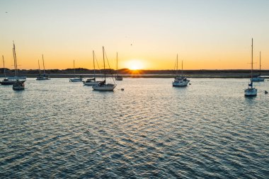 Gün batımında tekneler. Morro Körfezi Limanı, Kaliforniya Sahil Hattı