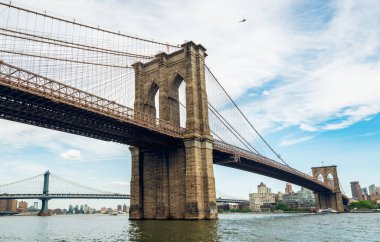 Brooklyn köprüsü Doğu Nehri üzerinde, Manhattan şehir merkezi, New York