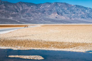 Ölüm Vadisi Ulusal Parkı, Kaliforniya. Kötü su havzası, kötü su düzlükleri ve dağ sıraları. Deniz seviyesinin 282 feet altında..