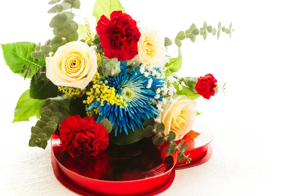 Buquê Flores Bonitas Caixa Doces Fechar Fundo Branco Com Espaço — Fotografia de Stock