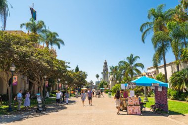 San Diego, California / Usa - 12 Ağustos 2019 Balboa Park, San Diego, California 'da güneşli güzel bir yaz günü. Tropik ağaçlar, mimari, turistler