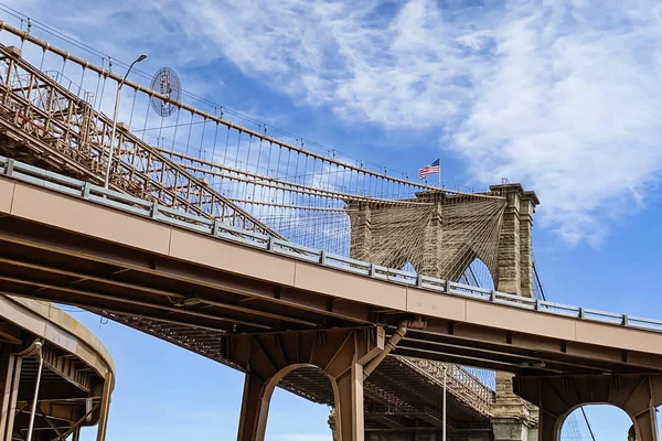 Ponte Brooklyn Bandiera Americana Contro Cielo Blu Nuvoloso New York — Foto Stock