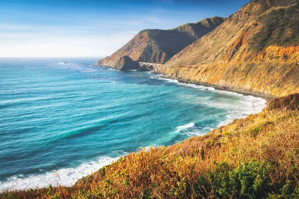 加州海岸的大苏尔蒙特利县加利福尼亚1号州际公路悬崖和海洋景观 — 图库照片