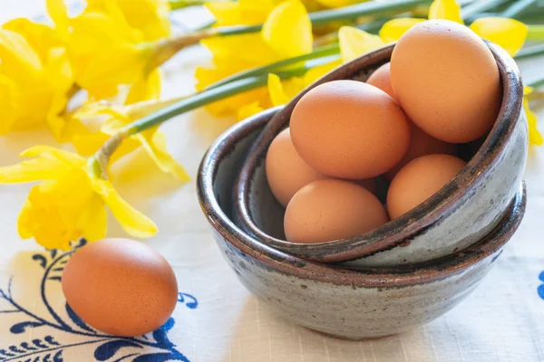 Eggs Beautiful Daffodil Flowers Bouquet Close Still Life Easter Concept — Stok fotoğraf