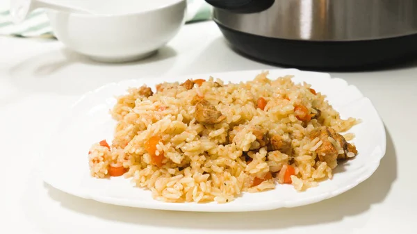 Orez Carne Legume Rice Pilaf Gătite Multicooker Aproape Farfurie Fundal — Fotografie, imagine de stoc