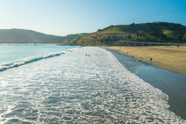 Avila plajı, Avila Sahili 'nin geniş kumsalı, San Luis Obispo County, Kaliforniya' nın merkez kıyısında.