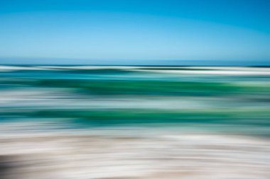 Bulanık yüzey hareketli soyut deniz manzarası. Resim mavi ve açık turkuaz rengarenk renk şemasını gösterir.