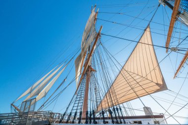 Halatlar, halatlar ve zincirler, bir yelkenli gemisinin direğini destekliyor.