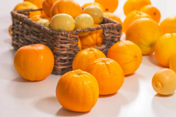 Friss Érett Organikus Narancs Citrom Közel Fehér Háttér — Stock Fotó