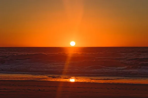 Abstrakte Landschaft Strahlend Roter Sonnenuntergang Über Dem Meer Leerer Strand — Stockfoto