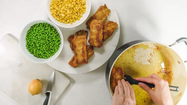 Goldener Teig Frittiertes Fischfilet Serviert Mit Grünen Erbsen Mais Und — Stockfoto