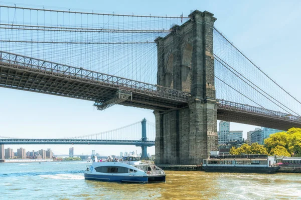 ニューヨーク市 アメリカ 2019年5月26日ニューヨーク市ブルックリン橋の下 イースト川 ボートツアーの旅 — ストック写真