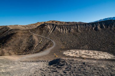 Death Valley Ulusal Parkı. Küçük Hebe Krateri döngü izi. İz yürüyüş, yürüyüş ve manzaralı manzaralar için kullanılır.