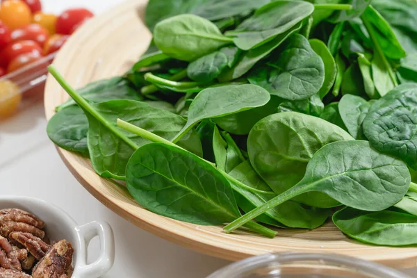 Baby Spinat Großaufnahme Auf Einem Holzteller Salatzutaten Hautnah — Stockfoto