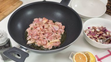 Kızartma tavasında doğranmış taze çiğ tavuk eti. Yakın plan.