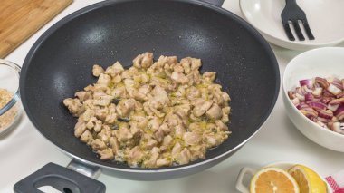 Kızartma tavasında doğranmış tavuk eti.