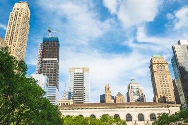 New York şehrinin ufuk çizgisi ve güzel bulutlu bir arka plan. Düşük açı görünümü, perspektif, kopyalama alanı