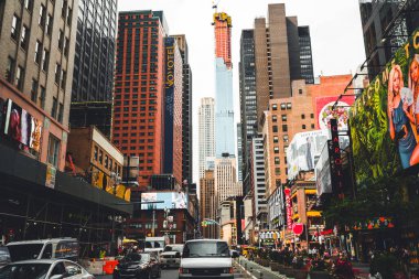 New York City, ABD - 24 Mayıs 2019 Times Meydanı, New York 'un Iconic Caddesi. Mimarlık, Sokak Görünümü, Neon Sanat, Billboard, Trafik ve Turistler.