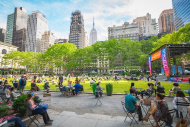New York City/Usa - 24 Mayıs 2019 Bryant Park, Manhattan's Town Square olarak da bilinir, Nyc. İkonik gökdelenlerle çevrili Bryant Park her yıl 12 milyondan fazla kişi tarafından ziyaret ediliyor.