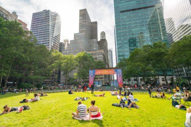 New York City/Usa - 24 Mayıs 2019 Bryant Park, Manhattan's Town Square olarak da bilinir, Nyc. İkonik gökdelenlerle çevrili Bryant Park her yıl 12 milyondan fazla kişi tarafından ziyaret ediliyor.