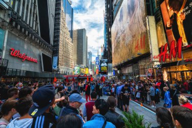New York City / Usa - 24 Mayıs 2019 Crowded Times Square, dünyanın en çok ziyaret edilen turistik merkezlerinden biri. Sokak manzarası, mimari, parlak reklam panoları, turistler