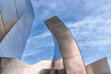 Los Angeles 'taki modern binaların mimari soyutlaması, düşük açılı görüş, azalan perspektif, kopya alanı, güzel bulutlu gökyüzü arkaplanı