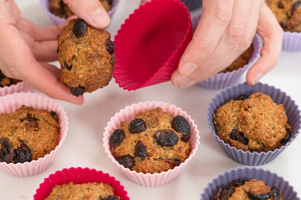 Muffins Farelo Farelo Com Cranberries Secas Fecham Copos Silício Cozimento — Fotografia de Stock