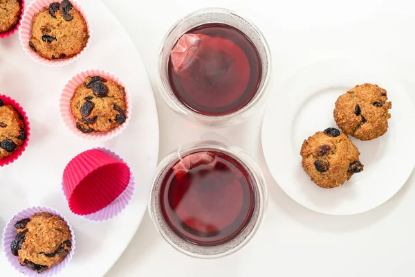 Muffins Farelo Farelo Com Cranberries Secas Xícaras Chá Hibisco Fundo — Fotografia de Stock